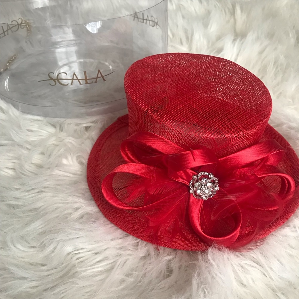 Gorgeous Feather Bowler/Cloche Hat